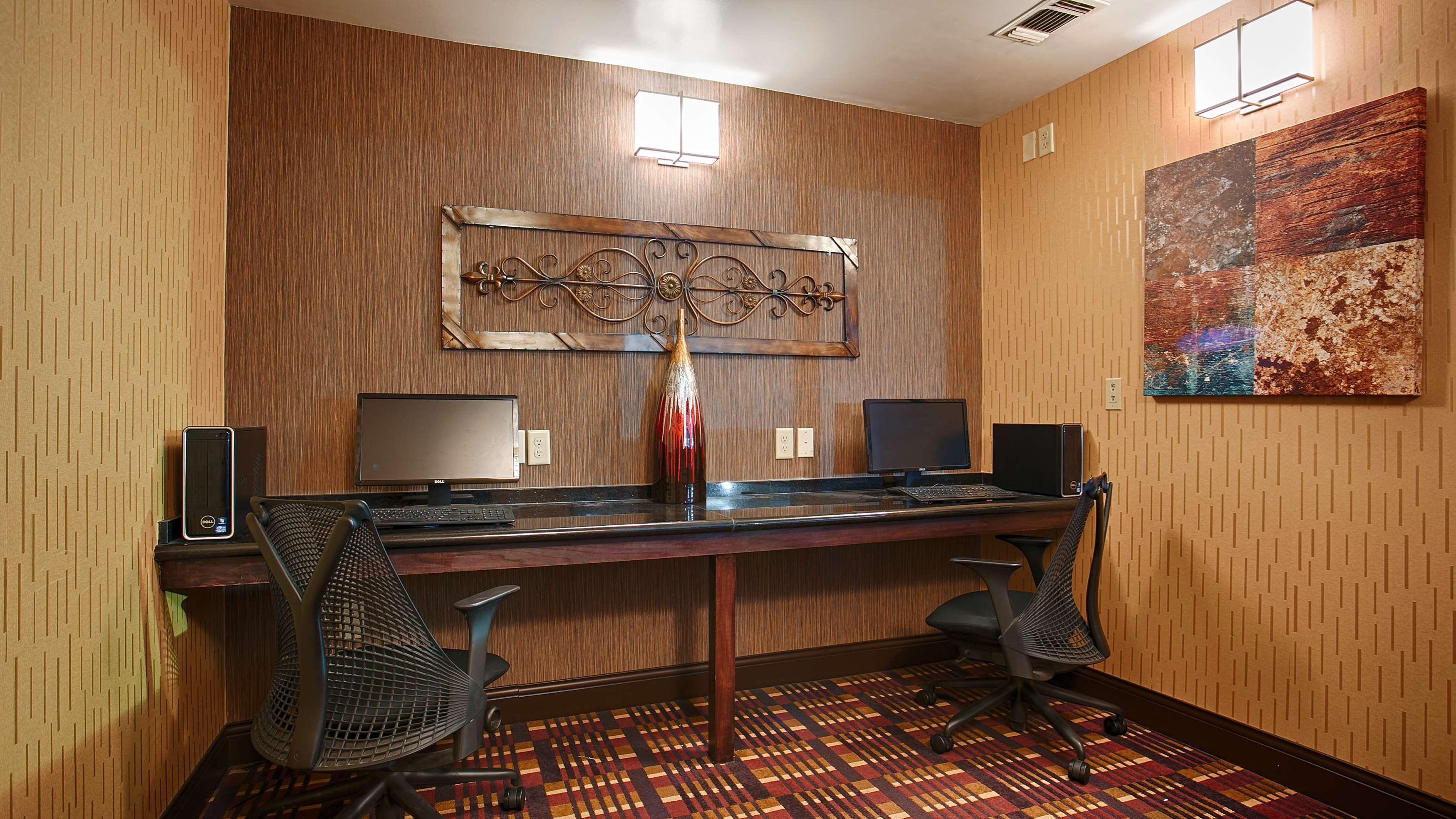 Best Western Plus Midwest Inn & Suites Салина Экстерьер фото